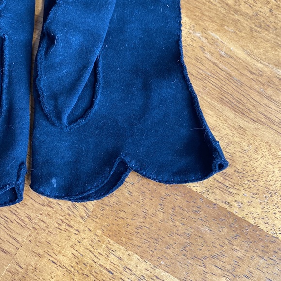 Vintage black fancy dress gloves. Nice cut and details around wrist. Fits sm-med - Picture 4 of 5